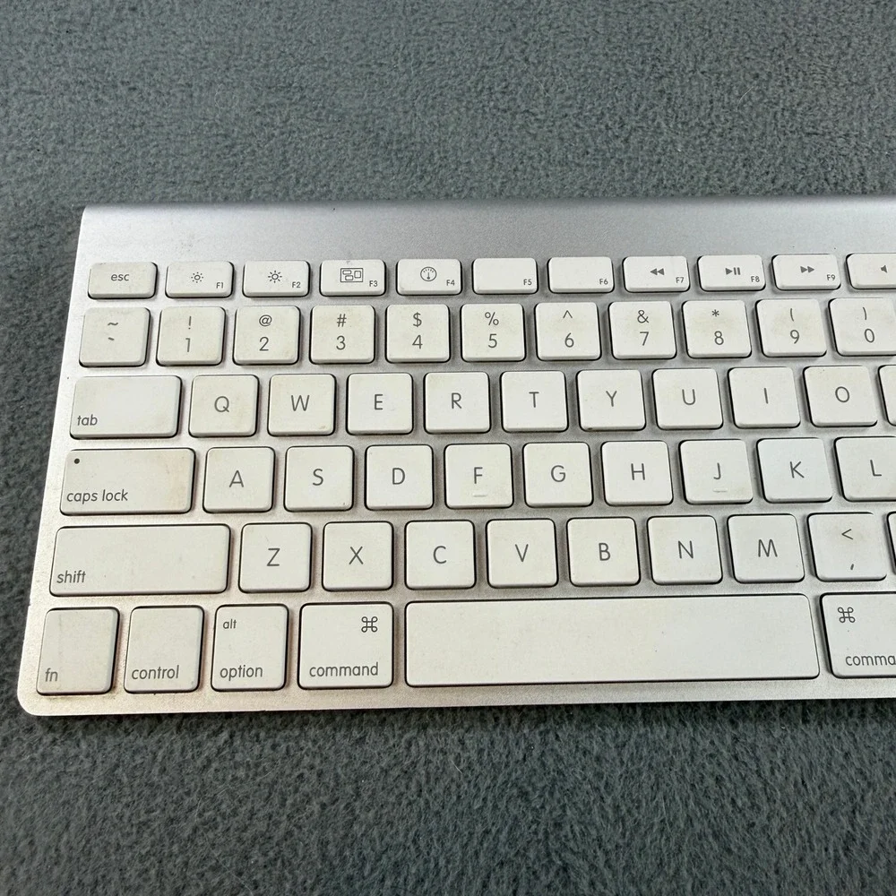 Apple Wireless Keyboard A1314 Bluetooth Silver Aluminum White Keys Tested